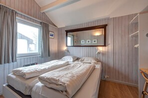 House | 2 bedrooms, individually decorated, individually furnished, bed sheets