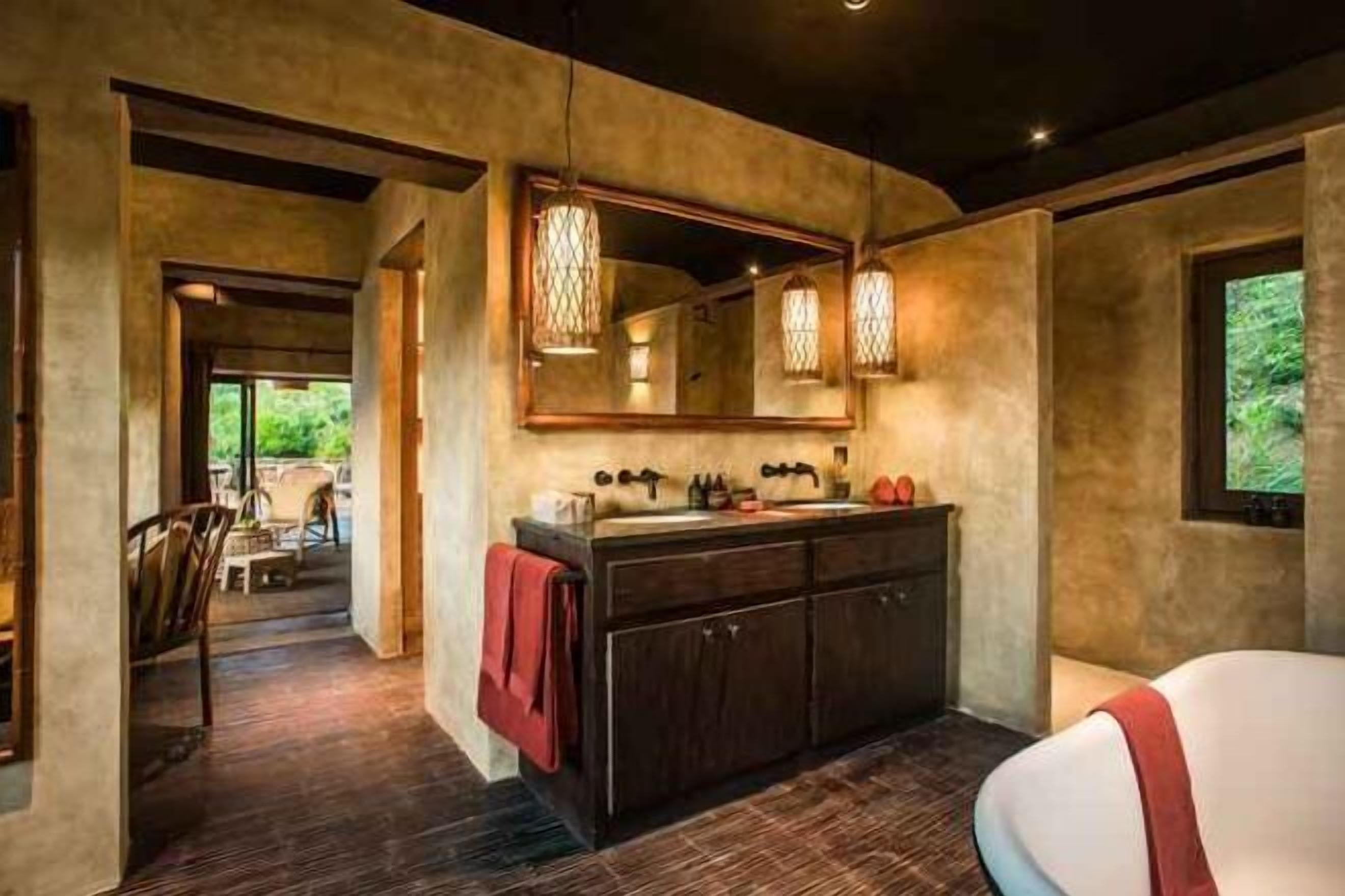 Kylpyhuone | Erillinen kylpyamme ja suihku, sadesuihkupää, ilmaiset hygieniatuotteet