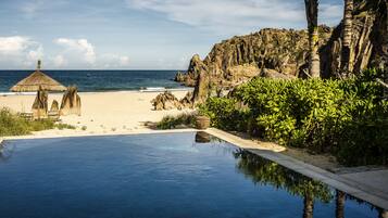 Beach Pool Villa One-Bedroom | 2 phòng ngủ, minibar, két bảo mật tại phòng, trang trí khác biệt