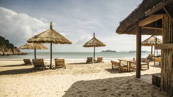 Bãi biển riêng, ghế dài tắm nắng, dù trên bãi biển, khăn tắm biển