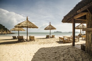Private beach, sun-loungers, beach umbrellas, beach towels - Zannier Bãi San Hô (Song Cau)