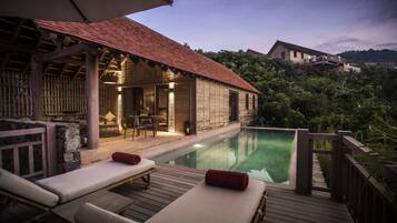 Hồ bơi ngoài trời, ghế dài tắm nắng