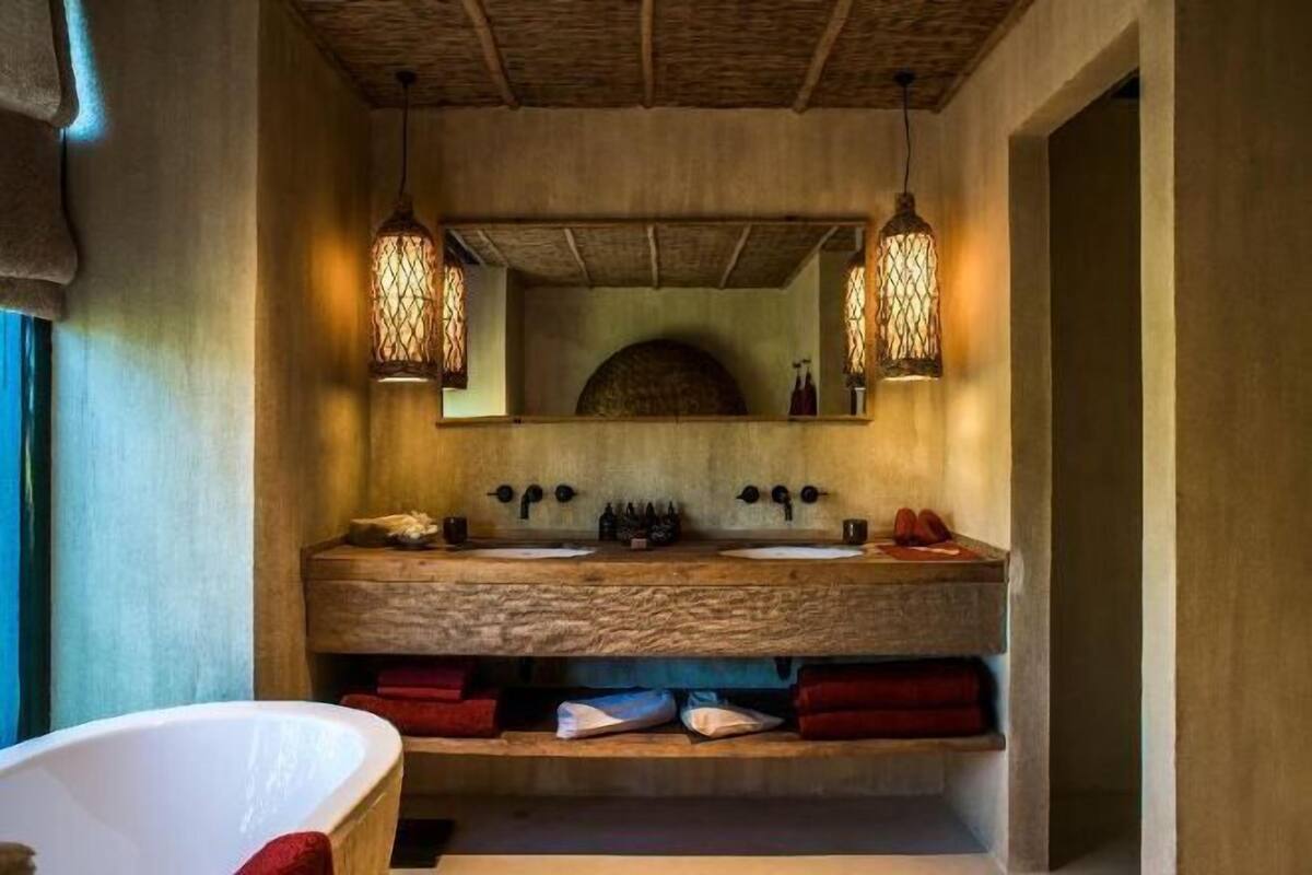 Baño | Tina y regadera independientes y regadera tipo lluvia