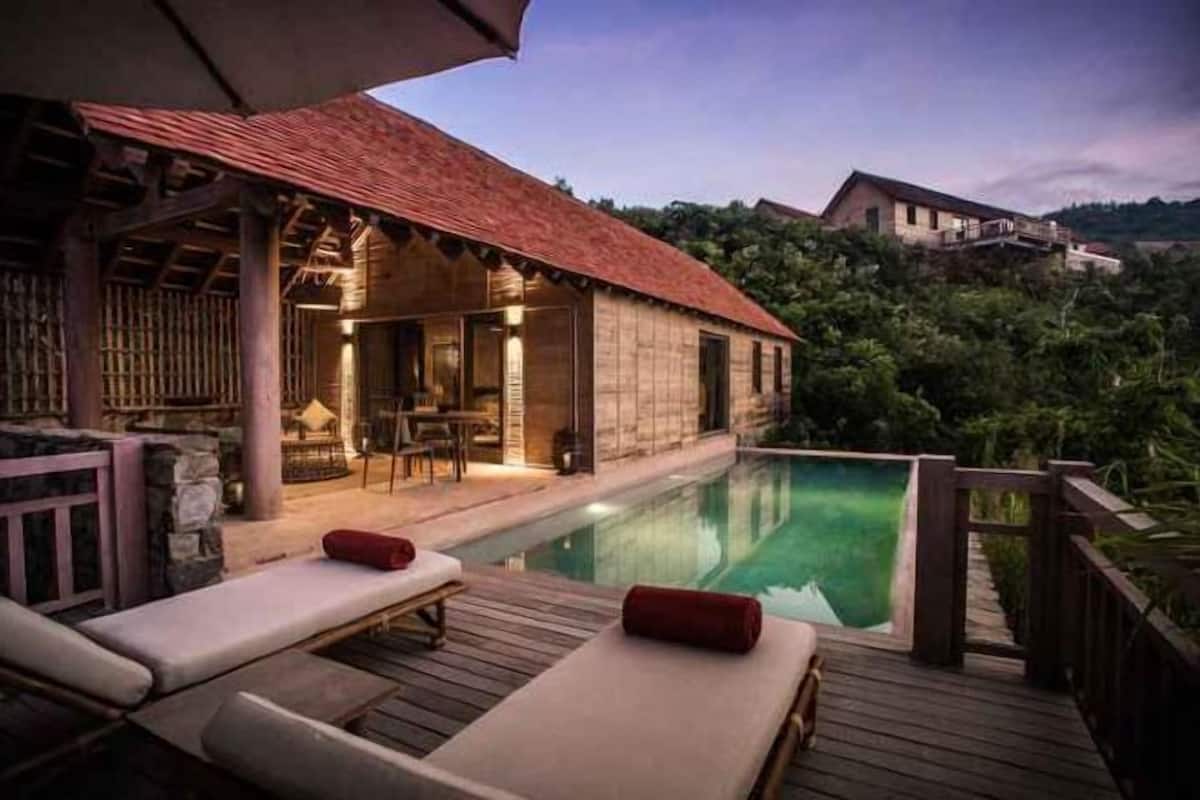 Pool | Outdoor pool, sun loungers