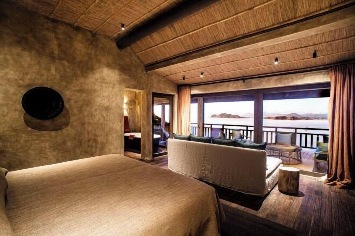 Artículos del minibar gratis y caja de seguridad en la habitación