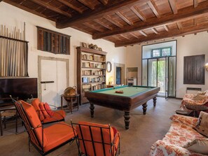 Fernseher, Kamin, DVD-Player