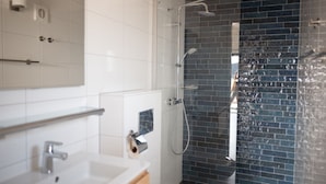 Shower, towels - Trendy Lodge With Dishwasher Near the Sea (Zandvoort)