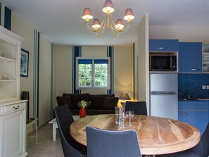 House | Living room - Colorful Holiday Home in Basque Style in a Green Environment (La Bastide-Clairence)