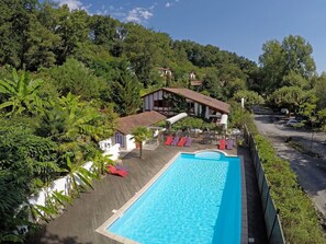 Pool - Colorful Holiday Home in Basque Style in a Green Environment (La Bastide-Clairence)