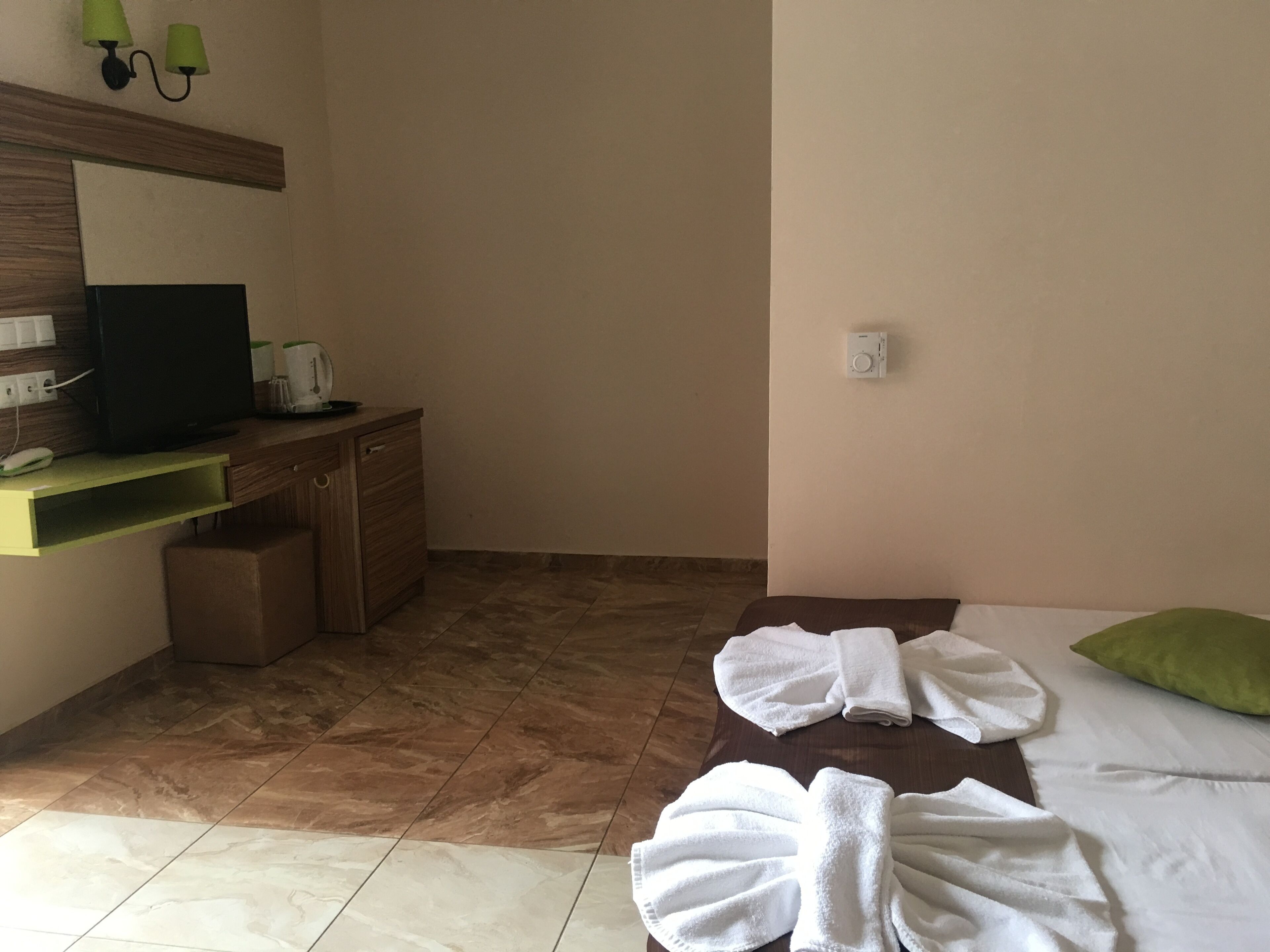 Deluxe Room | Private kitchen | Fridge, microwave, oven, stovetop