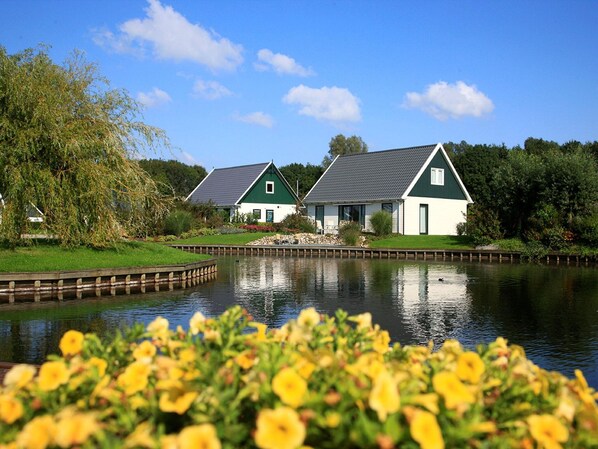 Villa | Exterior - Charming Villa by the Water (Gasselternijveen)