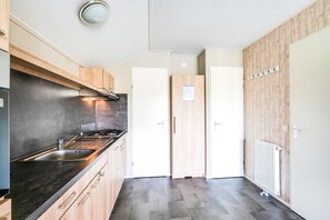 Chalet | Yksityinen keittiö | Mikroaaltouuni, uuni, kahvin-/teenkeitin