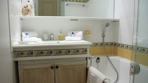 Apartment | Badezimmer | Badewanne, Handtücher