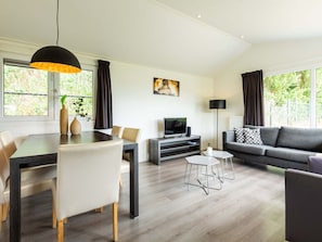 Chalet | Living area - Comfortable Chalet, Dishwasher, Near the Sea in Noordwijk (Noordwijk)