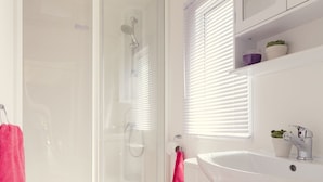Chalet | Bathroom - Carefully Furnished Chalet with Garden (Zuna)