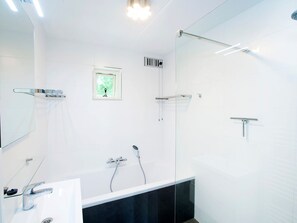 Bathroom - Restyled Holiday Home with Fireplace near Beach (The Hague)