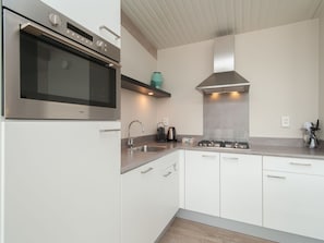 House | Private kitchen | Fridge, microwave, dishwasher, coffee/tea maker - Beautiful Lodge With two Bathrooms, Near the Beach (Hollum)