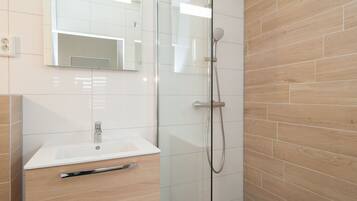 House | Bathroom | Shower, towels
