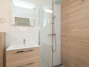 House | Bathroom | Shower, towels - Beautiful Lodge With two Bathrooms, Near the Beach (Hollum)