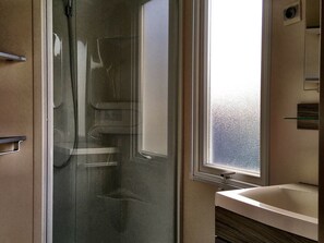 Chalet | Bathroom | Shower - Comfortable, Carefully Furnished Chalet, Near the Wadden Sea (Hippolytushoef)