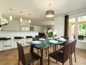 Dining - Detached Villa With a Dishwasher and AC, in a Quiet Area (Sainte-Maxime)