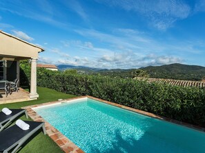 Outdoor pool - Detached Villa With a Dishwasher and AC, in a Quiet Area (Sainte-Maxime)