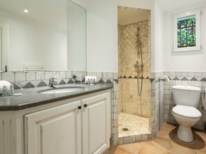 Villa | Bathroom | Towels - Detached Villa With a Dishwasher and AC, in a Quiet Area (Sainte-Maxime)