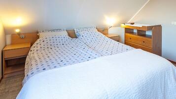 4 bedrooms, individually furnished, bed sheets