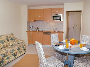 Apartment | Private kitchen | Fridge, microwave, dishwasher, coffee/tea maker - Well-kept Apartment With Dishwasher, 1 km. From the Beach (Gassin)