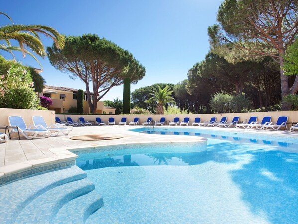 Outdoor pool - Well-kept Apartment With Dishwasher, 1 km. From the Beach (Gassin)