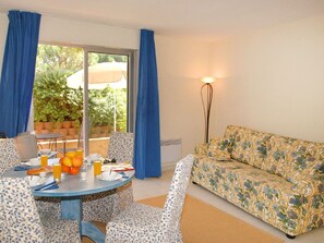 Apartment | Living room - Well-kept Apartment With Dishwasher, 1 km. From the Beach (Gassin)