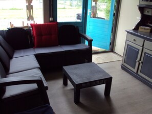 Living room - Comfy Chalet with Microwave near Wadden Sea (Tzummarum)