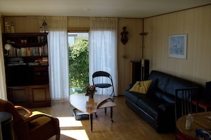 Living room - Tidy Chalet with Microwave near Wadden Sea (Tzummarum)