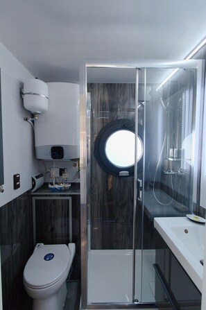 Dusche, Haartrockner, Seife, Toilettenpapier