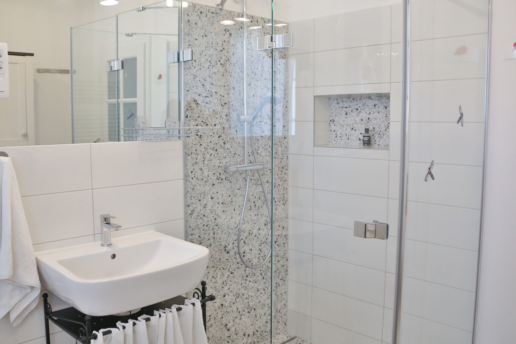 Appartement | Badkamer | Een haardroger, handdoeken, zeep, toiletpapier
