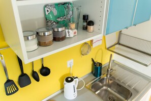 Studio | Private kitchen | Fridge, stovetop, electric kettle, cookware/dishes/utensils - Studio L (Ljubljana)