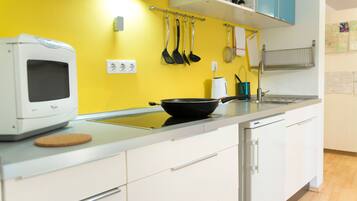 Studio | Private kitchen | Fridge, stovetop, electric kettle, cookware/dishes/utensils