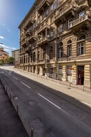 Un edificio de varios pisos con un estilo arquitectónico clásico, con balcones ornamentales y ventanas grandes.