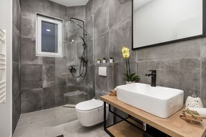 Appartement Deluxe, 1 chambre | Salle de bain | Douche, sĂšche-cheveux, serviettes fournies, papier toilette