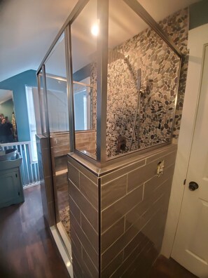 Shower, hair dryer, towels, soap - Welcome to Riptide Stables, 17 Acre Farm, w/animals by the beach! (Castle Hayne)