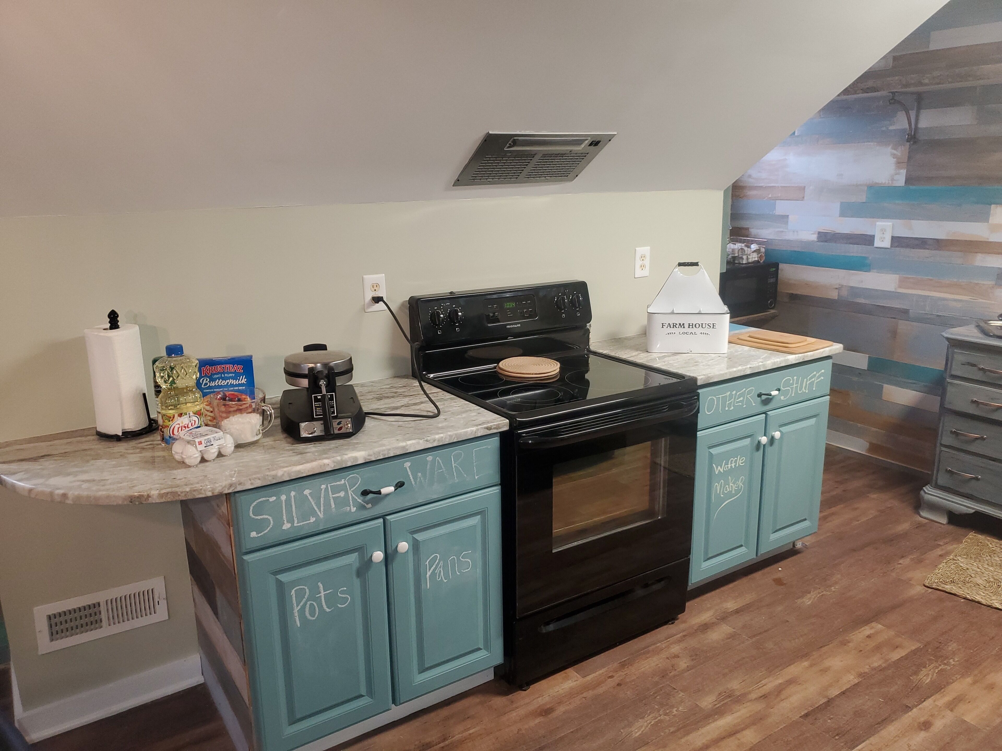 Welcome to Riptide Stables, 17 Acre Farm, animals, ponds, secluded by the beach!