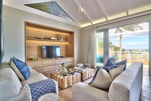 Villa de lujo | Sala de estar | Televisión de plasma de 32 pulgadas con canales vía satélite 