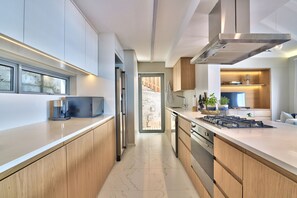 Luxury Villa | Shared kitchen | Fridge, microwave, oven, stovetop