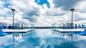 Infinity pool