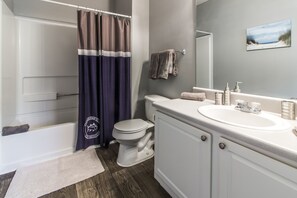 Apartment, 2 Bedrooms | Bathroom - St. Ives Crossing (Stockbridge)