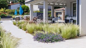 A covered outdoor patio with seating and a barbecue area. - Wonderful private villa for 8 guests with A/C, private pool, WIFI, TV and terrace (Premantura)