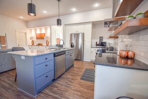 Fridge, microwave, oven, stovetop - Razorblock North - 1 mi from DT - 3 blocks to UofA (Fayetteville)