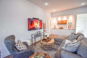 Flat-screen TV, offices - Razorblock North - 1 mi from DT - 3 blocks to UofA (Fayetteville)