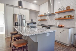 冷蔵庫、電子レンジ、オーブン、コンロ