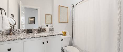 Baignoire, sèche-cheveux, serviettes fournies, shampoing